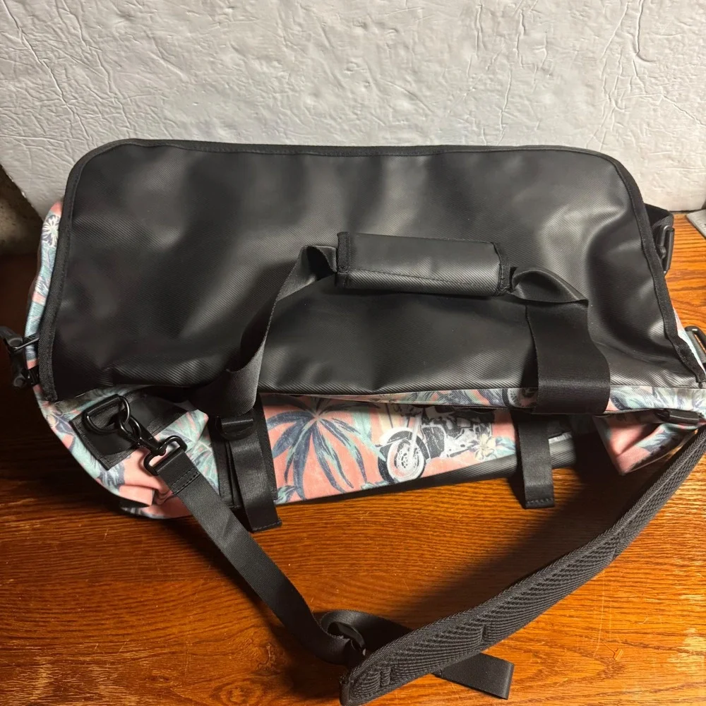 Harley-Davidson Reyn Spooner Travel Duffel Bag Tropical Floral 96919-23VM New‎